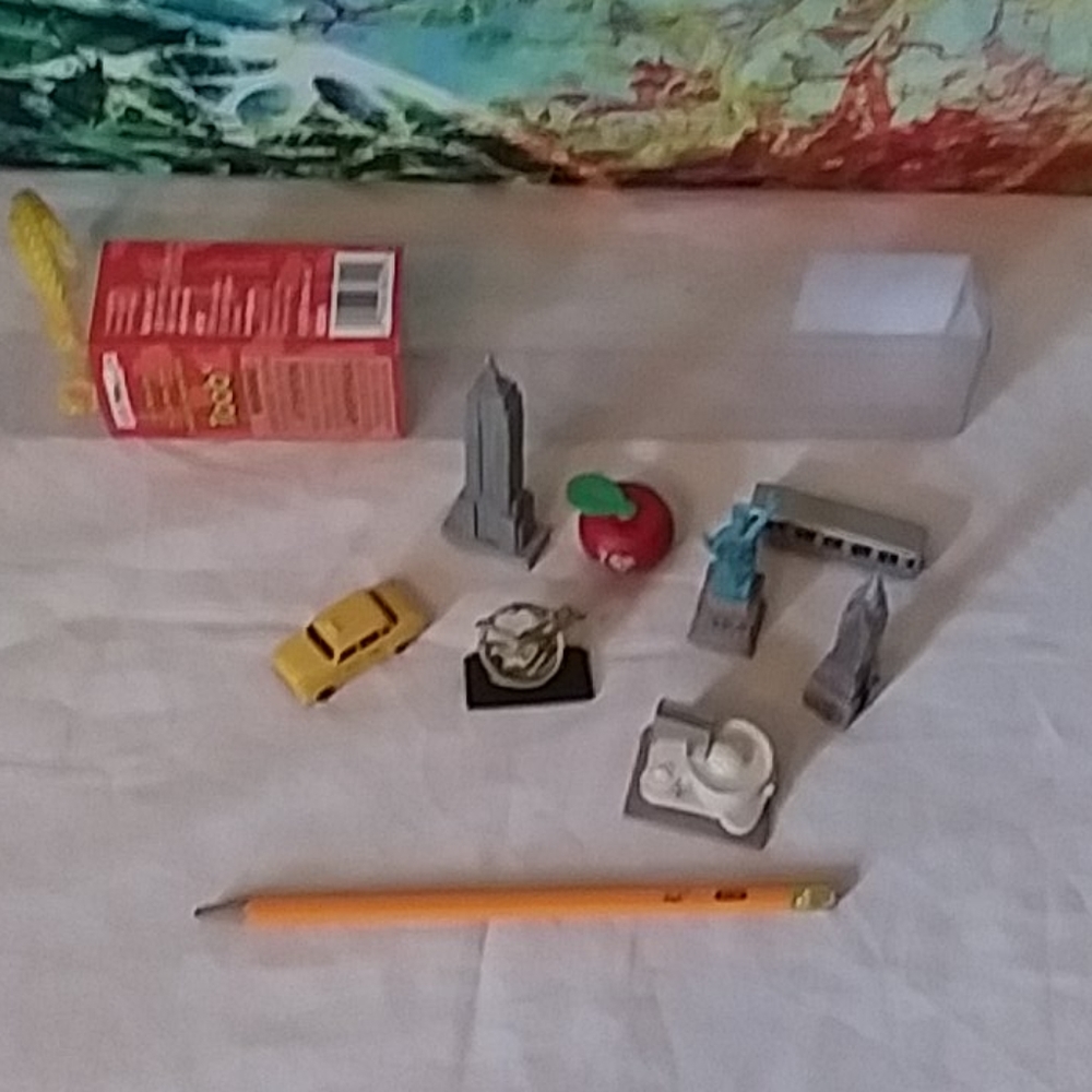 New York landmark and traditional vibe figures